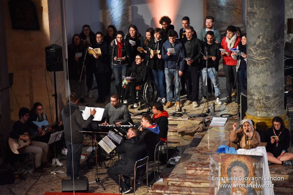 Veglia delle Palme 2019 con i giovani della diocesi di Novara e il vescovo Franco Giulio Brambilla trasferita a Boca da Omegna a causa del maltempo. Foto Emanuele Sandon