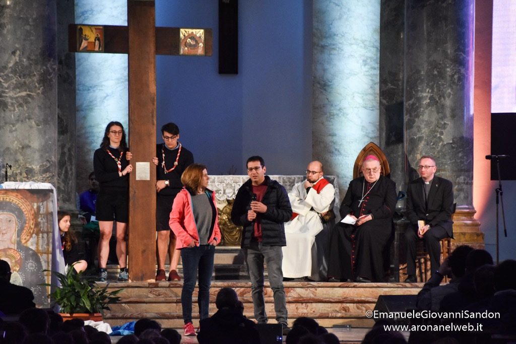 Veglia delle Palme 2019 con i giovani della diocesi di Novara e il vescovo Franco Giulio Brambilla trasferita a Boca da Omegna a causa del maltempo. Foto Emanuele Sandon