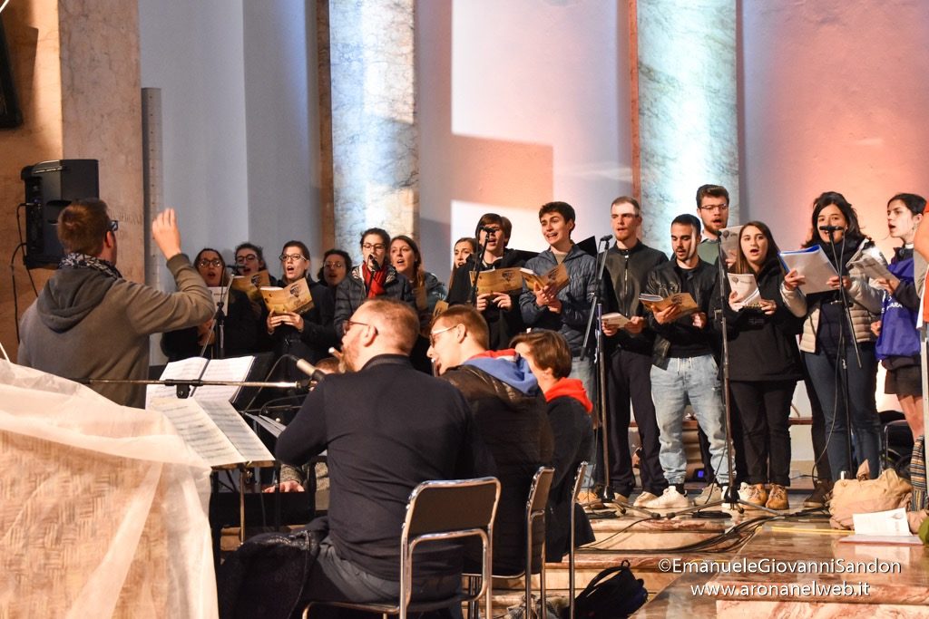 Veglia delle Palme 2019 con i giovani della diocesi di Novara e il vescovo Franco Giulio Brambilla trasferita a Boca da Omegna a causa del maltempo. Foto Emanuele Sandon