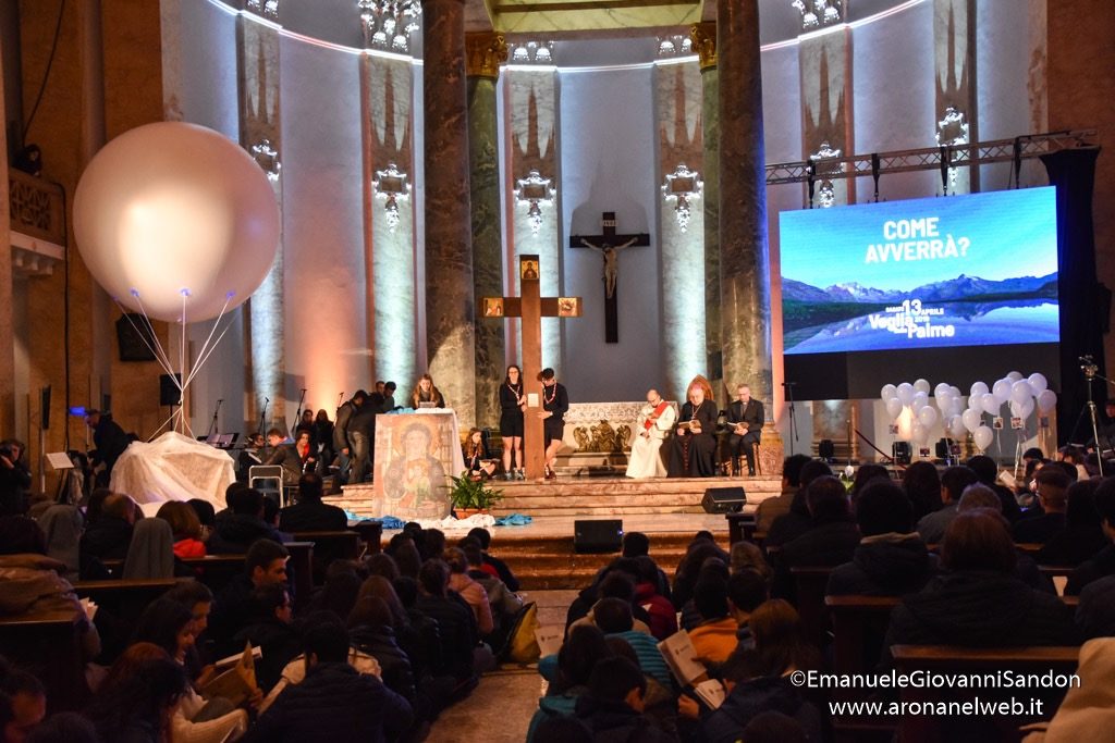 Veglia delle Palme 2019 con i giovani della diocesi di Novara e il vescovo Franco Giulio Brambilla trasferita a Boca da Omegna a causa del maltempo. Foto Emanuele Sandon