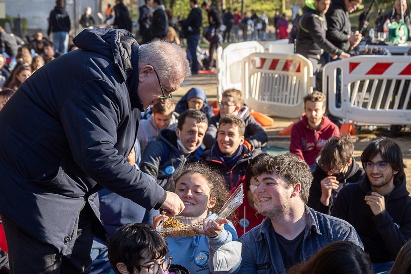 Veglia delle Palme 2022 con i giovani della diocesi di Novara e il vescovo Franco Giulio Brambilla al Sacro Monte di Orta.