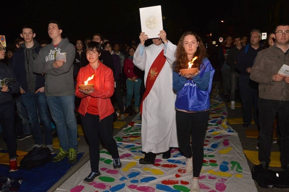 La Veglia delle Palme 2017 dei giovani con il vescovo Franco Giulio Brambilla a Domodossola