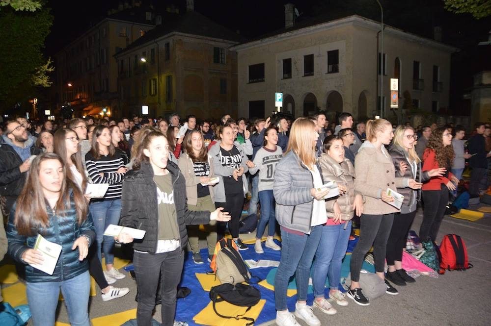 La Veglia delle Palme 2017 dei giovani con il vescovo Franco Giulio Brambilla a Domodossola