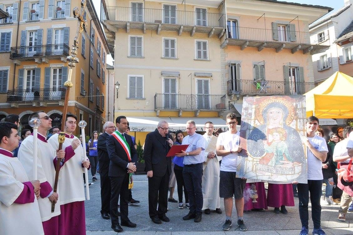 La Veglia delle Palme 2017 dei giovani con il vescovo Franco Giulio Brambilla a Domodossola