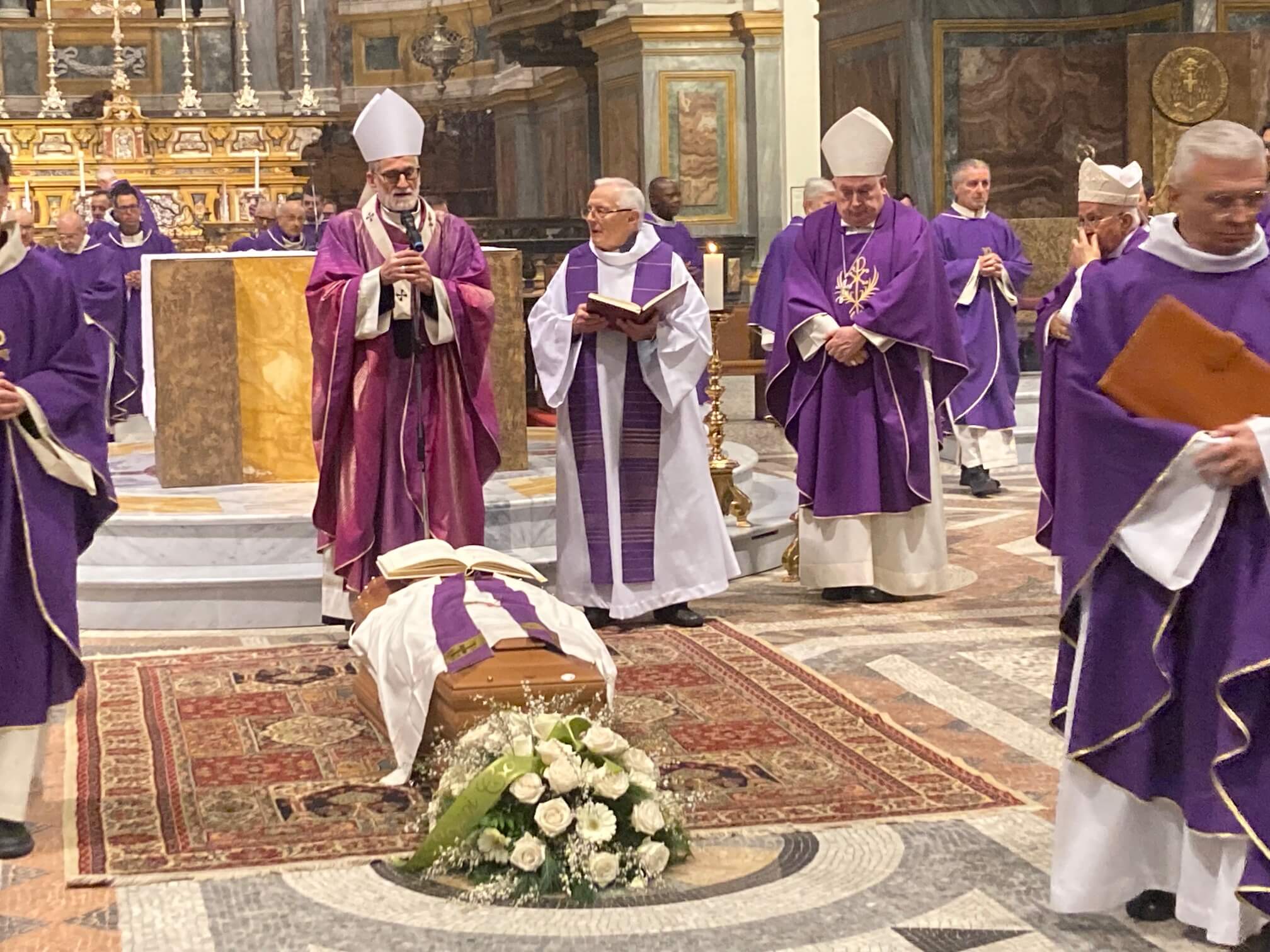 Mons. Arnolfo, mons. Brambilla e i celebranti durante i funerali mons. Carlo Orecchia