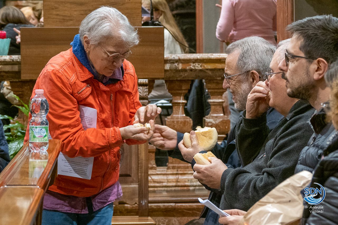 Un momento della cena di digiuno per la veglia dei missionari martiri che si è tenuta a Cerano il 24 marzo 2023