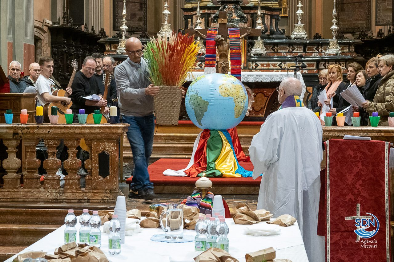 Un momento della cena di digiuno per la veglia dei missionari martiri che si è tenuta a Cerano il 24 marzo 2023